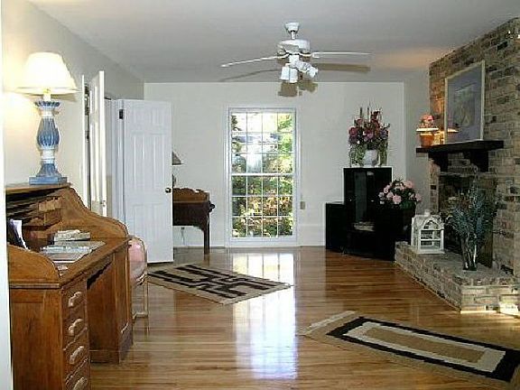 4th image of 3880 Parkcrest Dr