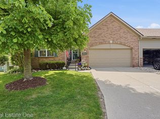 265 Winslow Cir, Walled Lake, MI 48390