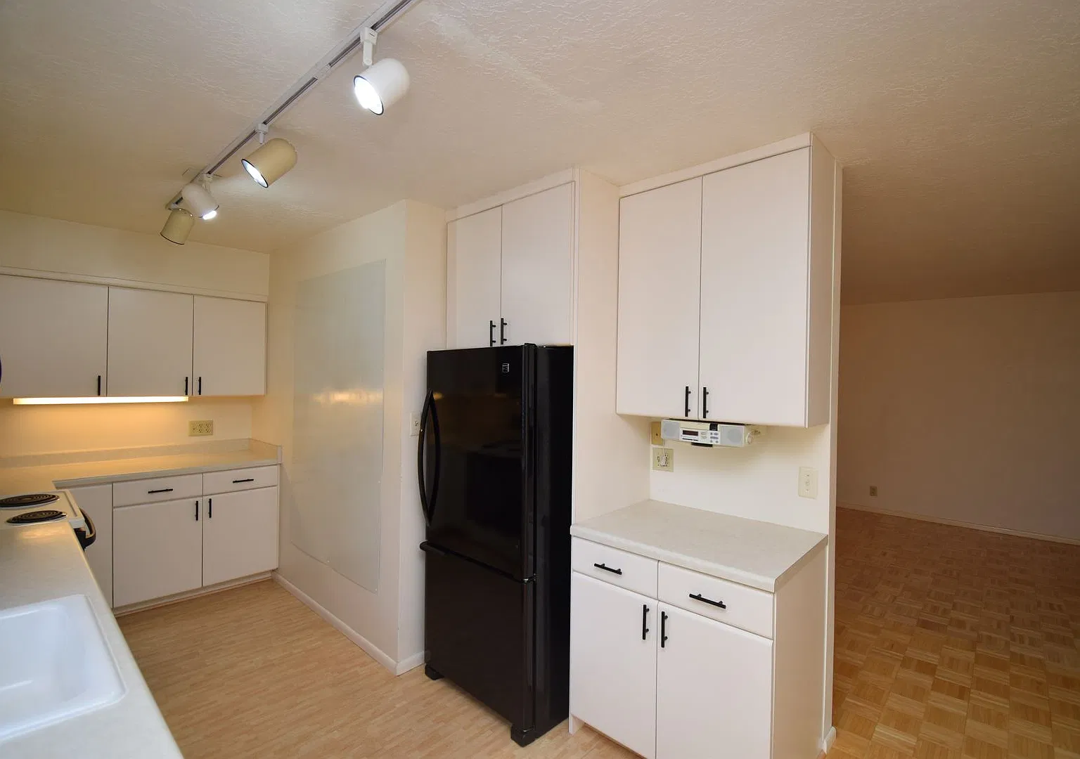 Great 4 Bed 2 Bath Townhome in Holladay — Photo 4