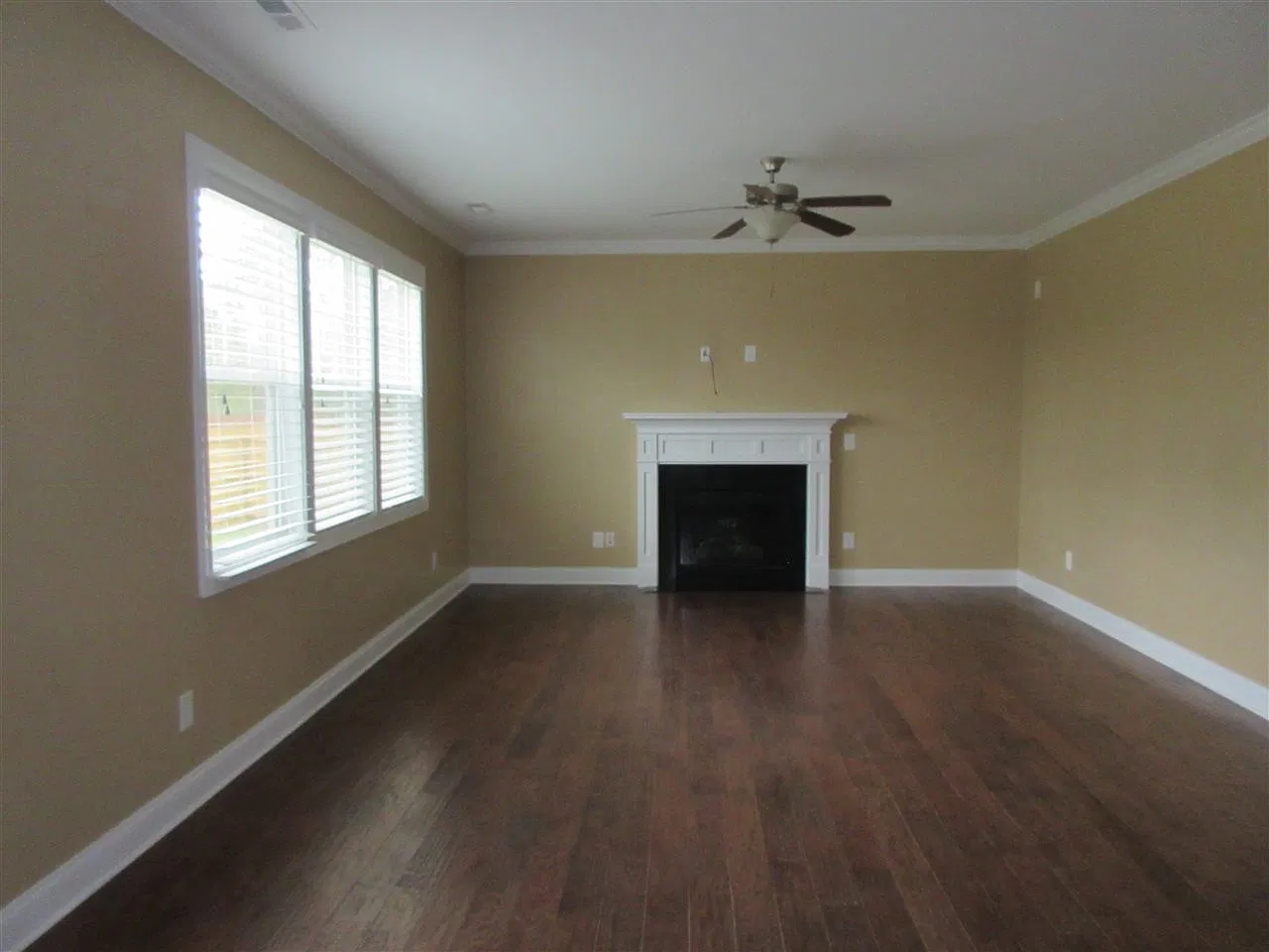 4 bed, 2.5 bath, $2,100 — Photo 2