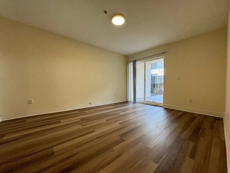 L'Gallia Studio City Apartments — Photo 14