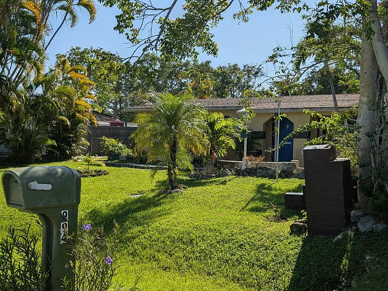 994 Coconut Cir W — Photo 2