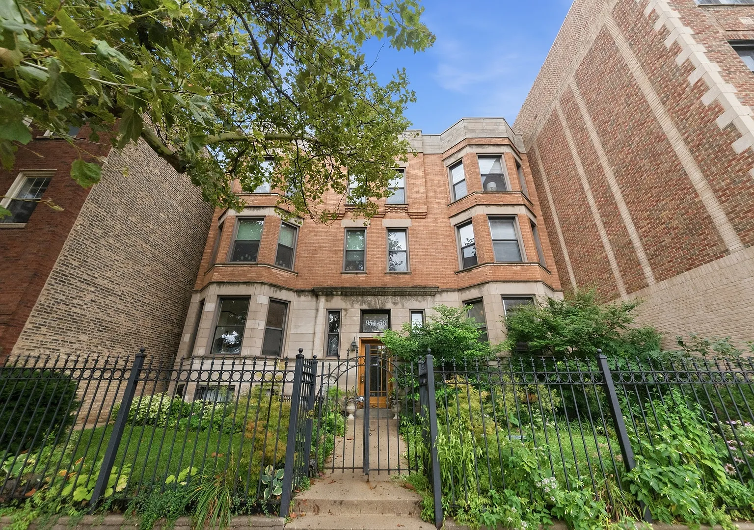 3 bed, 1800 sqft, $3,950 — Photo 1