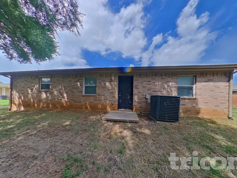 213 Dean Ct — Photo 13