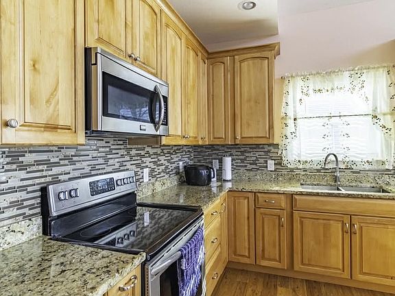 4th image of 600 River Rd