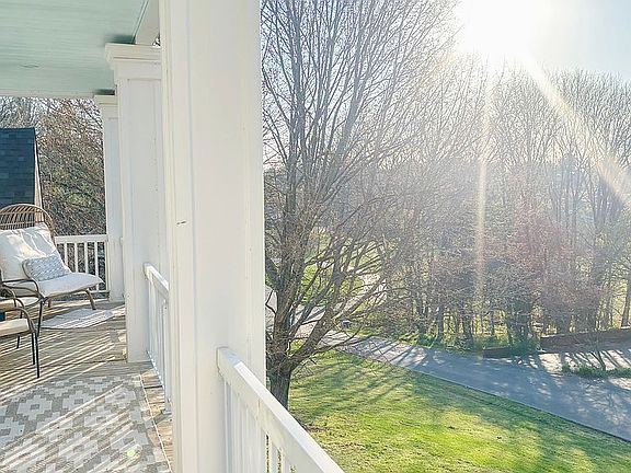 4th image of 501 Oakridge Ln