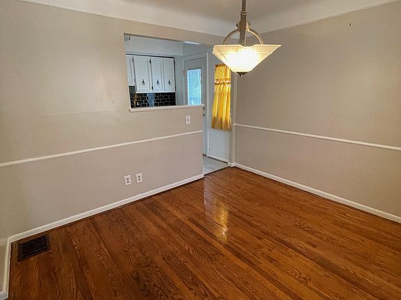 Dining room (photo 2)