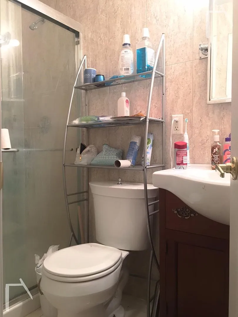 No Brokers Fee, Top Floor Unit on Washington ST. Nicely Kept. Laundry on a Site, Parking for Rent — Photo 3