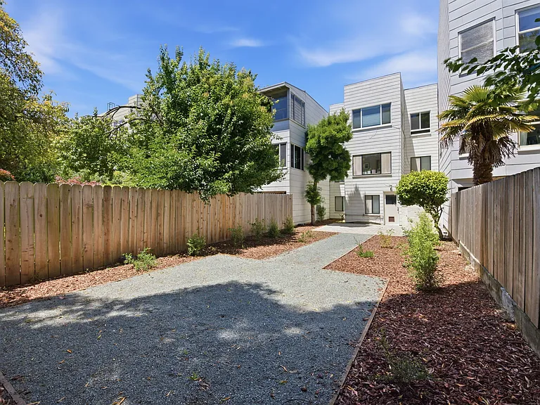 1141 Bay St — Photo 32