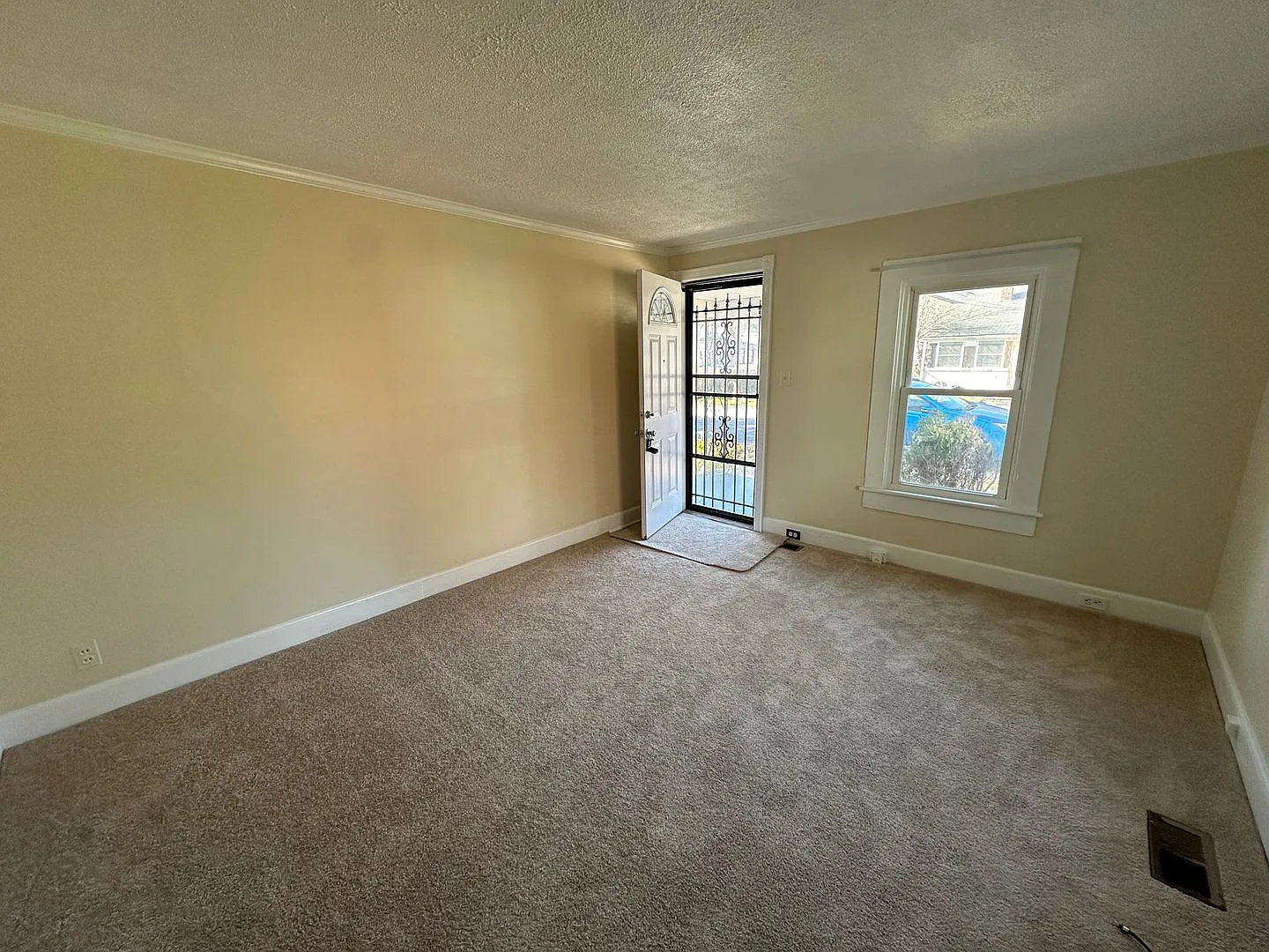 Lots of Space — Photo 2