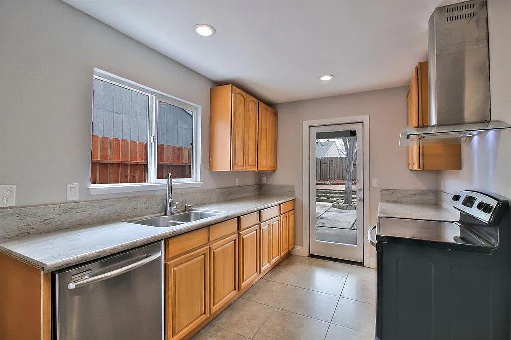 3 bed, 1420 sqft, $2,700 — Photo 2