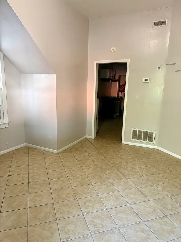 3 bed, 1110 sqft, $1,650 — Photo 4