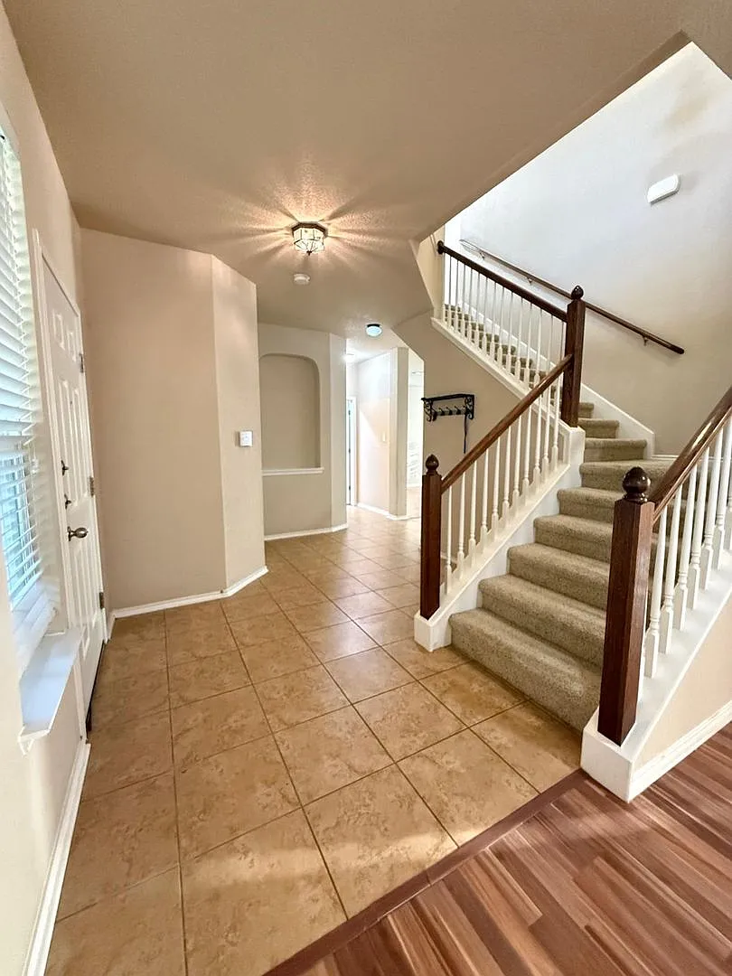 Beautiful 3 Bedroom Home In San Antonio! — Photo 3