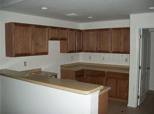 3rd image of 870 Clow St E