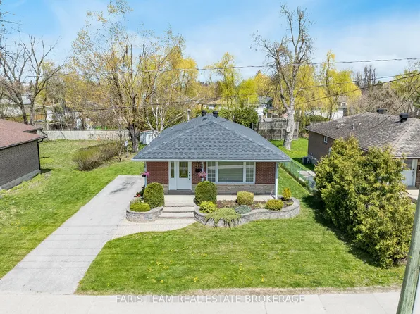 212 Grove St E, Barrie, ON L4M 2P9
