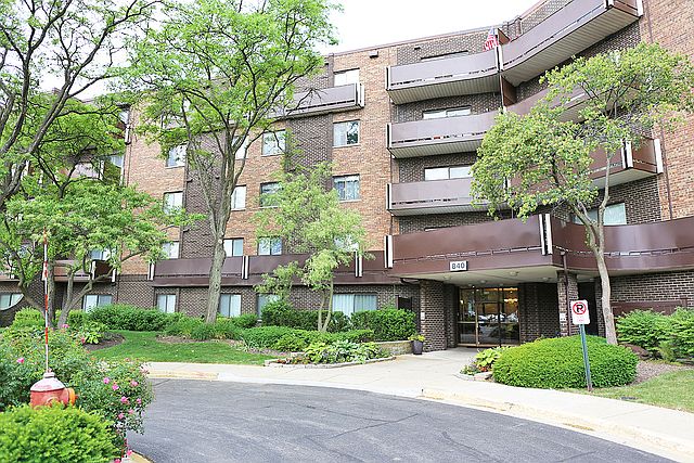 1st image of 840 Wellington Ave Unit 309