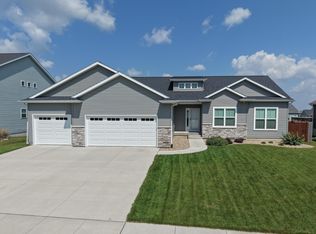 2807 Maple Grove Dr, Cedar Falls, IA 50613