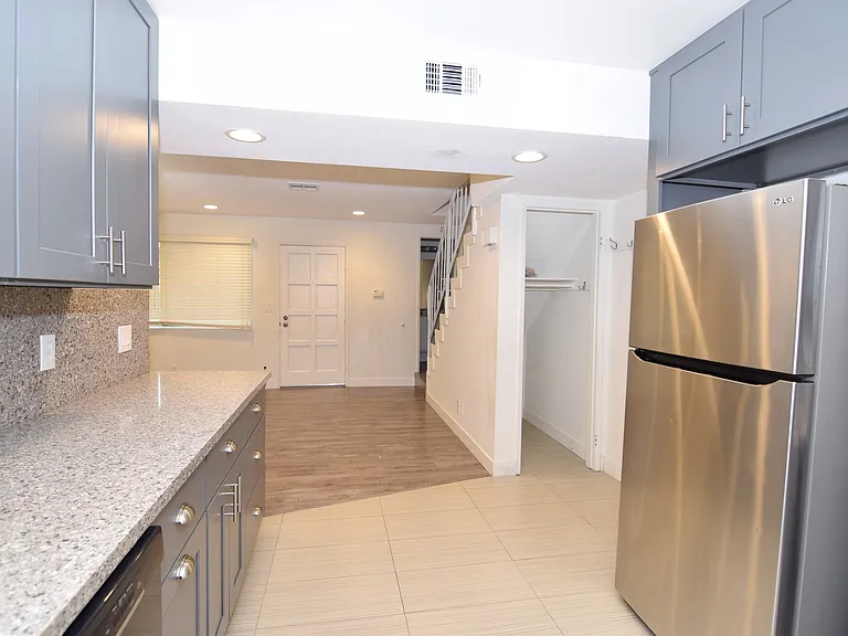 1295 Elm Ave #E — Photo 12