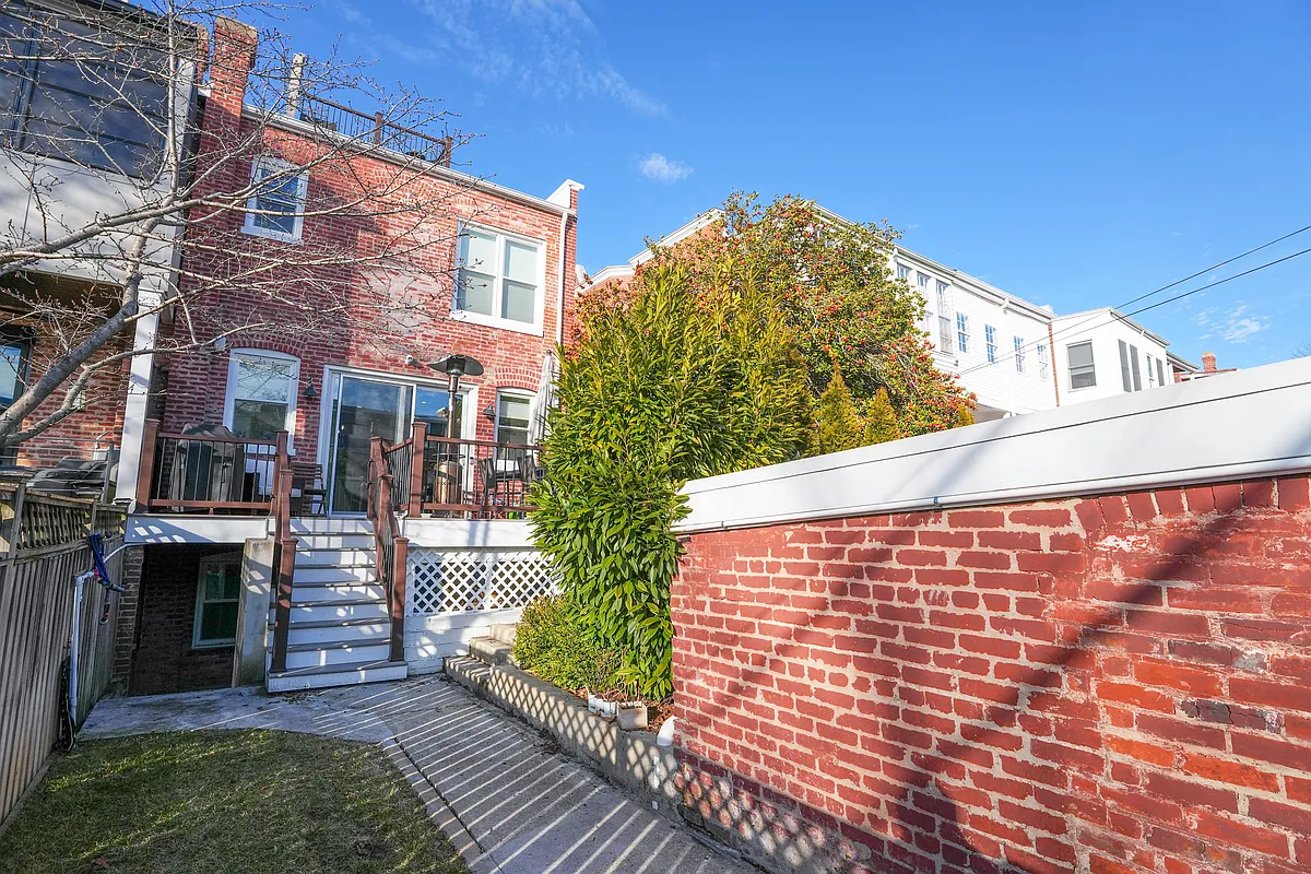Building Photo - 1820 Park Rd NW