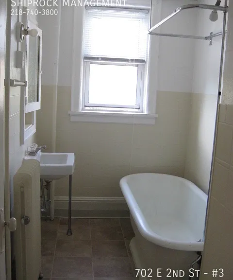 702 E 2nd St #3 — Photo 5
