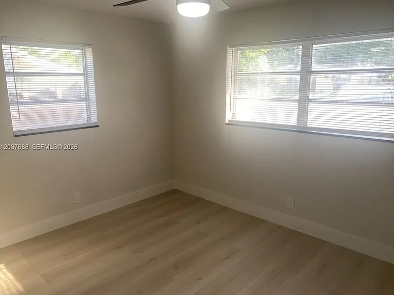1700 SW 69th Ter — Photo 2