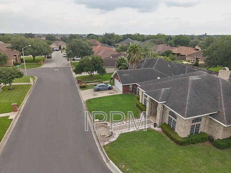 1309 Summerfield Ln — Photo 3