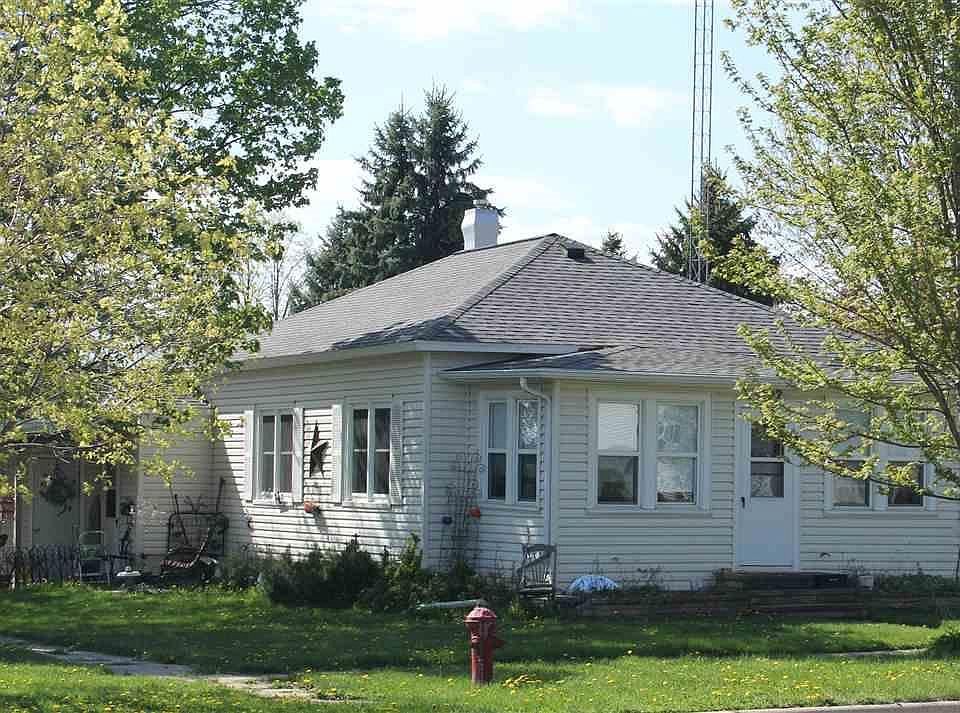 1st image of 102 N Skookum St
