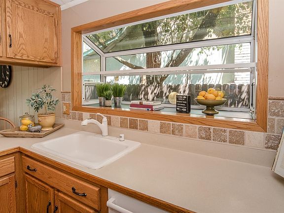 5th image of 2775 Belmont Dr