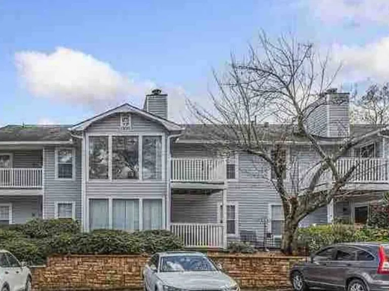 905 Augusta Dr — Photo 2