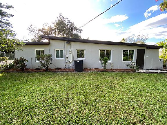 4th image of 2433 Willow Ave