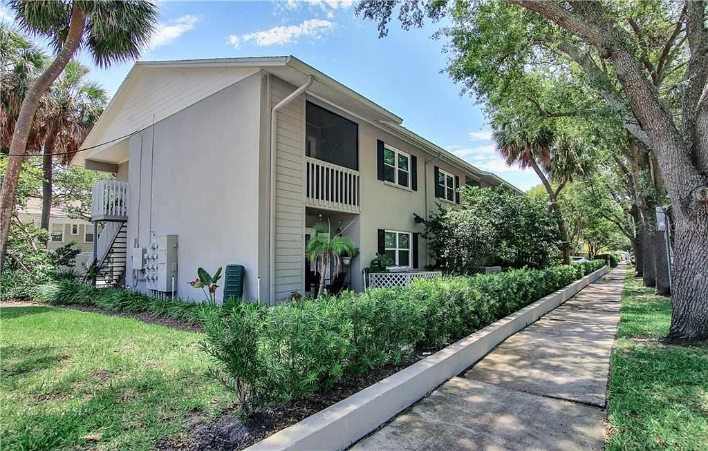 2 bed, 906 sqft, $1,945 — Photo 1