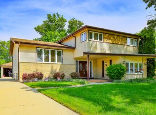 1413 N Burning Bush Ln, Mount Prospect, IL 60056