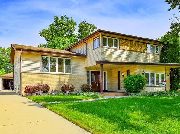 1413 N Burning Bush Ln, Mount Prospect, IL 60056