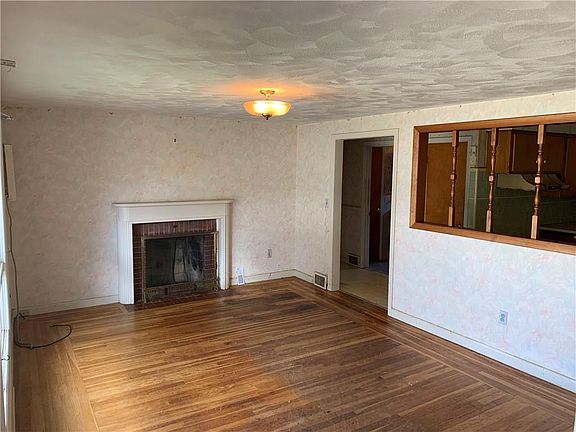 3rd image of 20 Brookfield Dr
