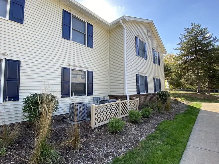 Vantage Pointe Apartments — Photo 16