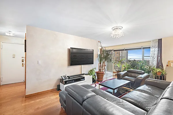 Sold by Thomas Lipovetsky, LREB | media 3