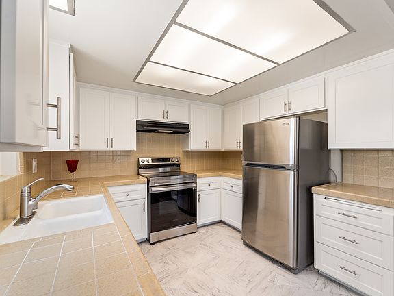 2nd image of 1909 Harriman Ln APT 4