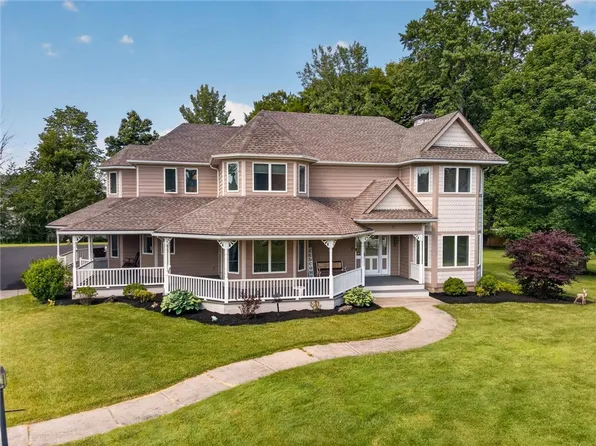 15 Crossbow Dr, Penfield, NY 14526