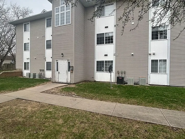 2446 Lakeside Dr — Photo 1