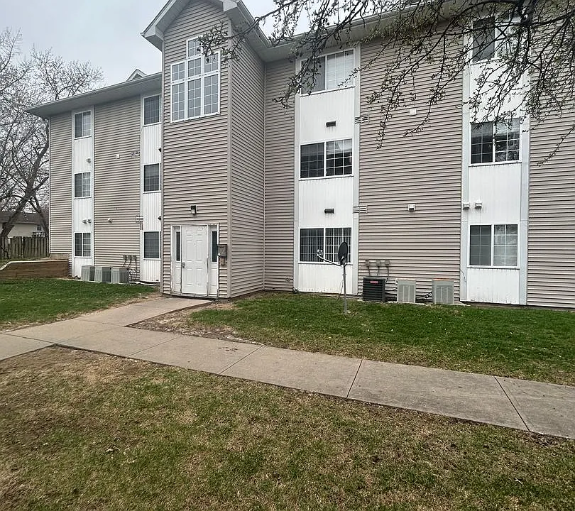2446 Lakeside Dr