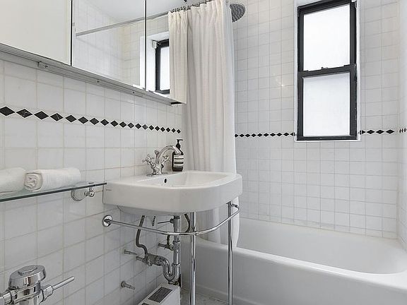 4th image of 60 E 9th St APT 226