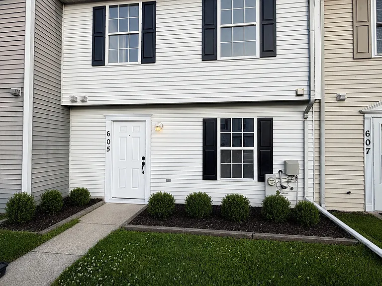 605 Realm Ct W — Photo 1