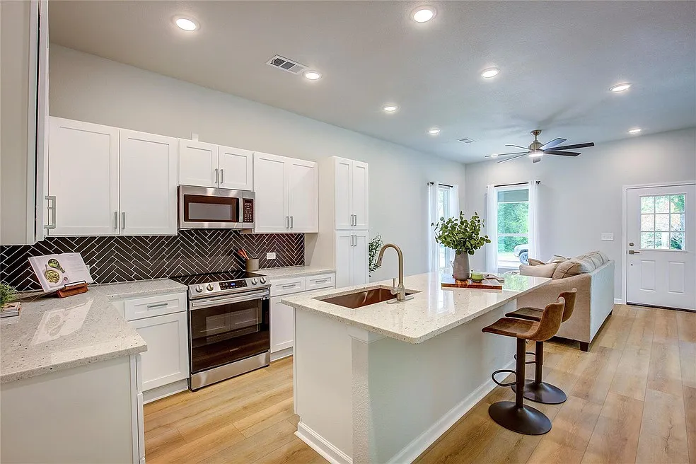 3 bed, 1400 sqft, $2,095 — Photo 3