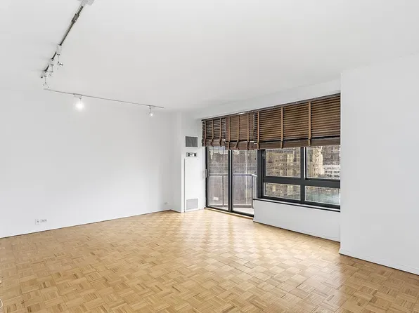 100 United Nations Plz APT 17C, New York, NY 10017