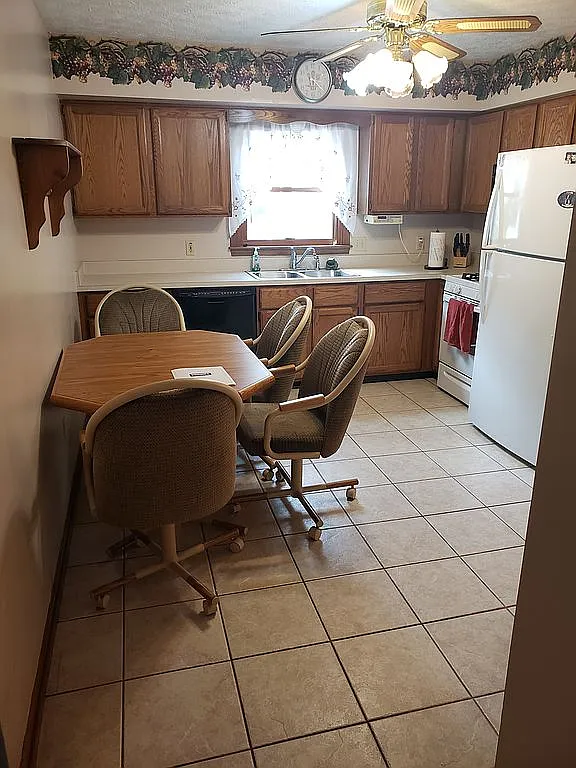 3317 Mehaffie Dr NE photo 1