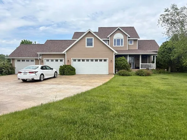 110 Spring Valley Dr, Livermore, IA 50558