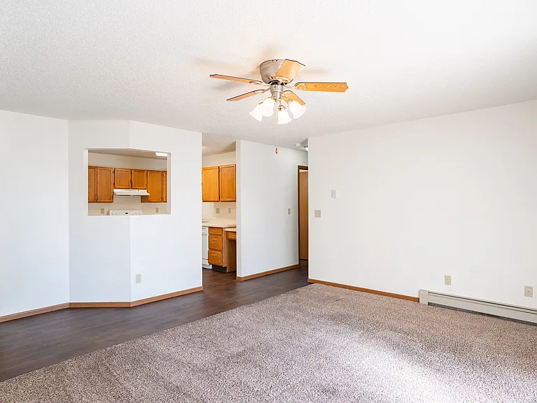 Fargo, ND Carlton Place Apartments | 21C | Living