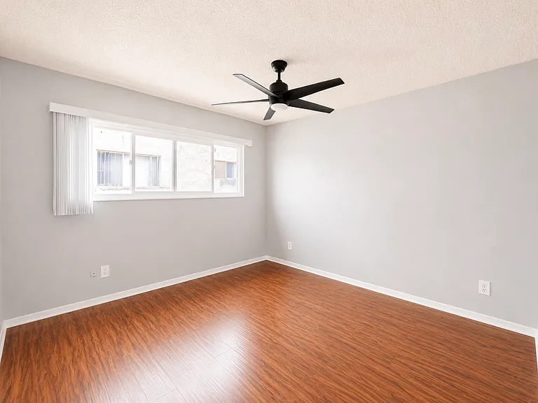 2150 N Beachwood Dr #10 — Photo 8