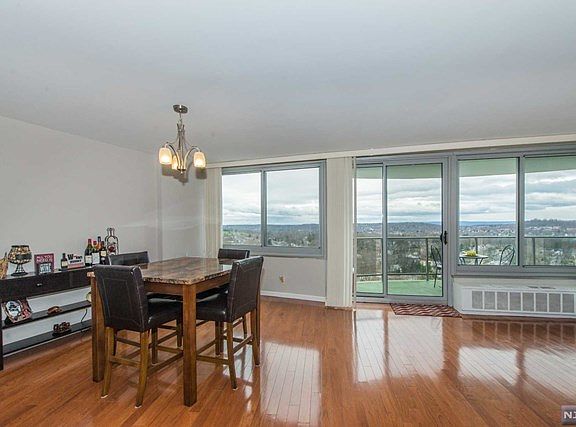 3rd image of 1 Claridge Dr APT 702