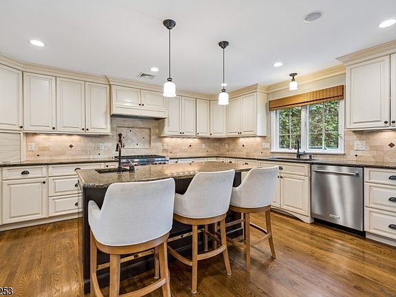 3rd image of 22 Midvale Dr